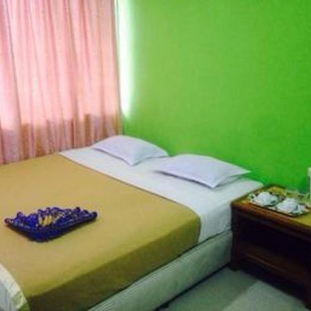 F Hotel Sungai Dua Bukit Esterno foto
