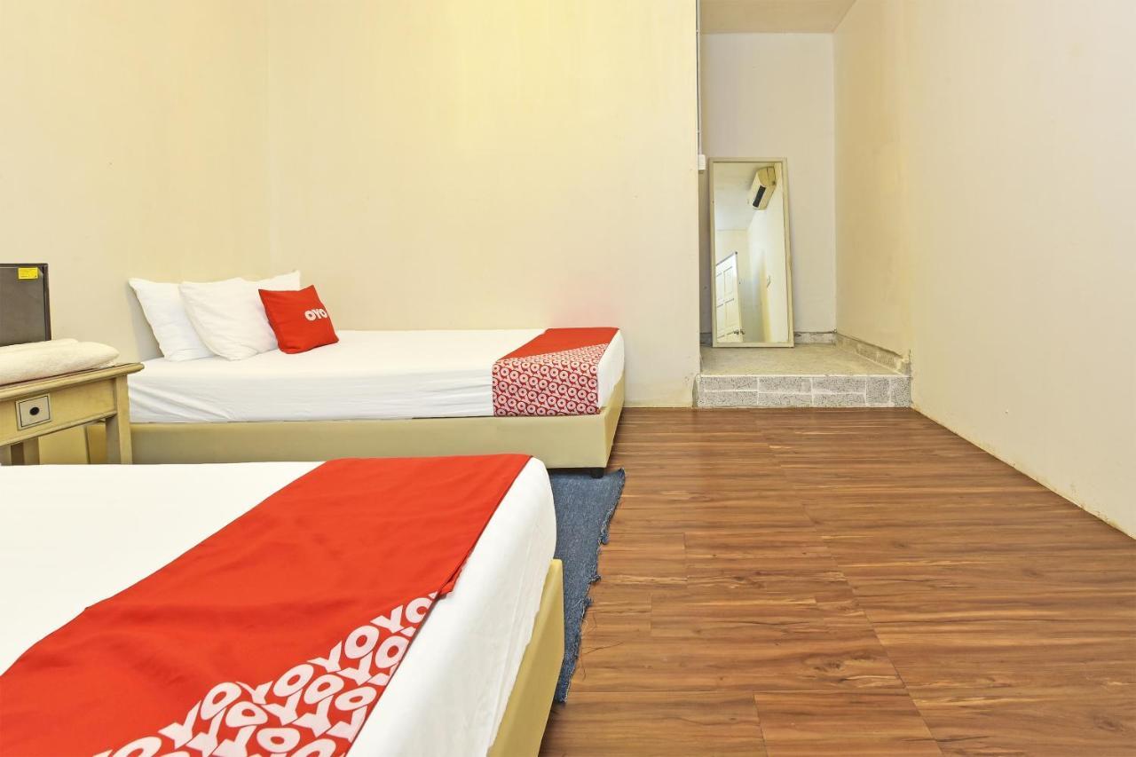 F Hotel Sungai Dua Bukit Esterno foto