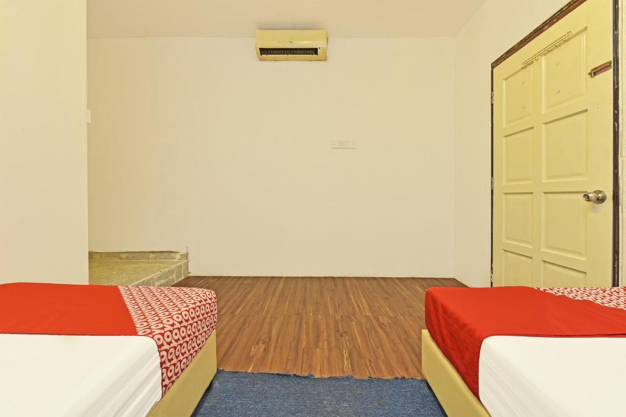 F Hotel Sungai Dua Bukit Esterno foto