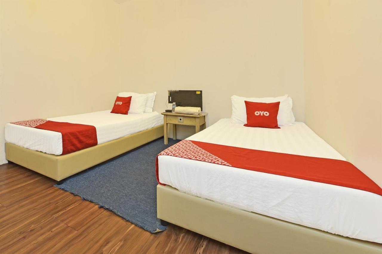 F Hotel Sungai Dua Bukit Esterno foto