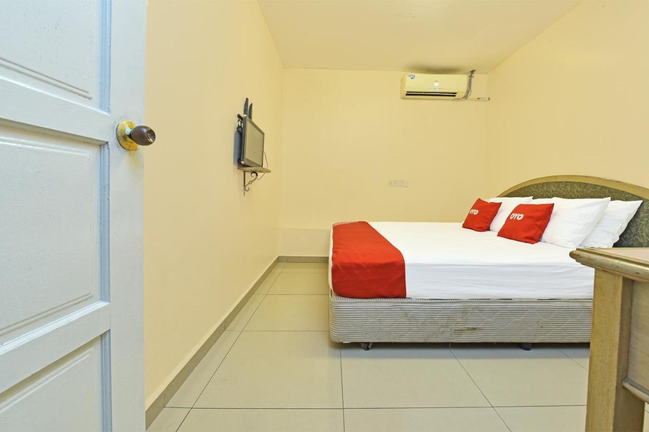 F Hotel Sungai Dua Bukit Esterno foto