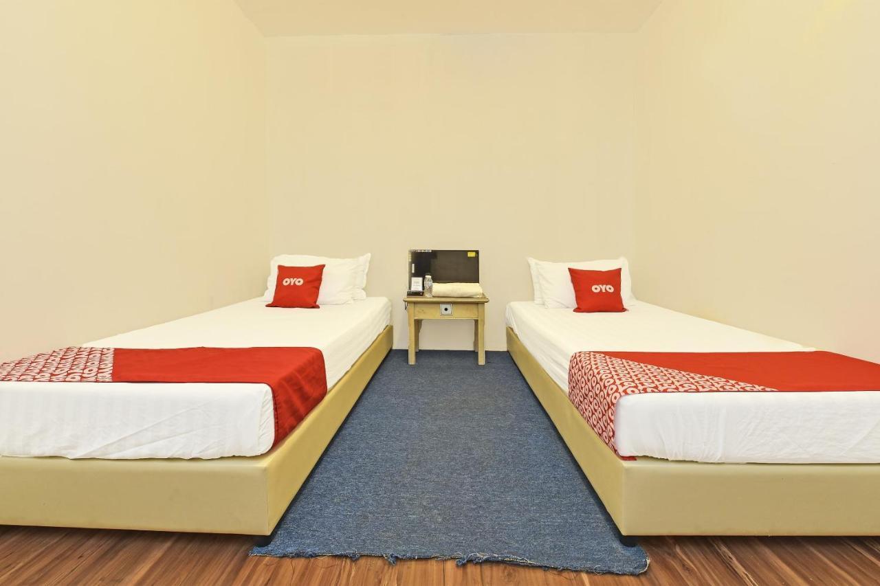 F Hotel Sungai Dua Bukit Esterno foto