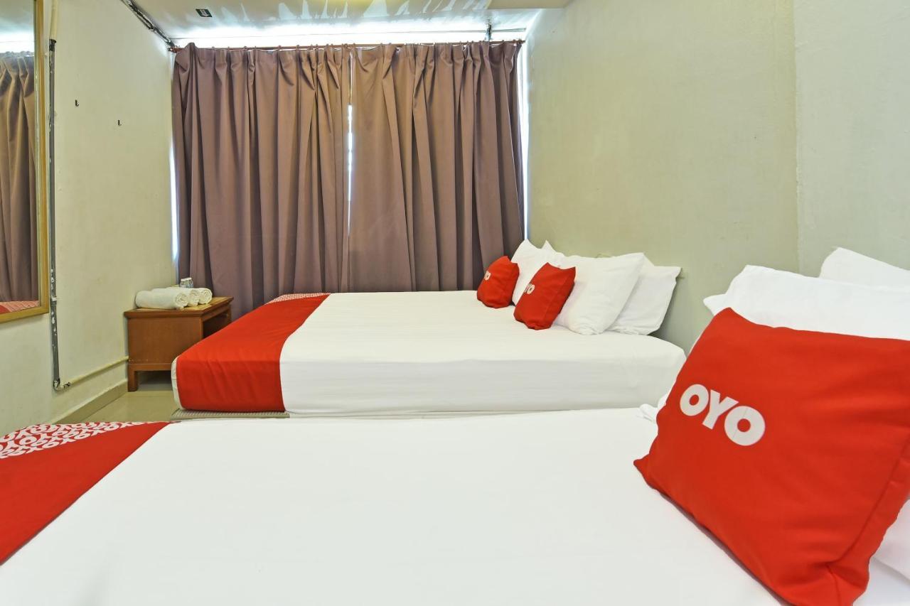F Hotel Sungai Dua Bukit Esterno foto