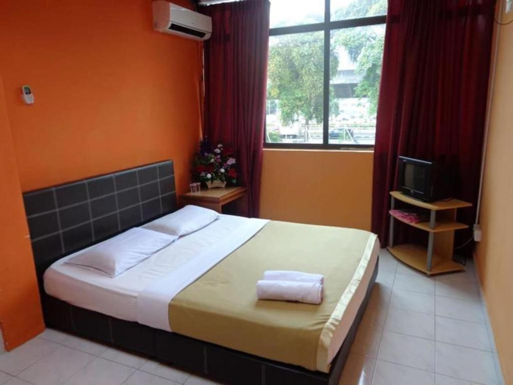 F Hotel Sungai Dua Bukit Esterno foto