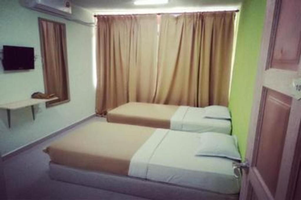 F Hotel Sungai Dua Bukit Esterno foto