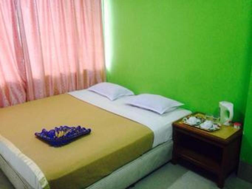 F Hotel Sungai Dua Bukit Esterno foto
