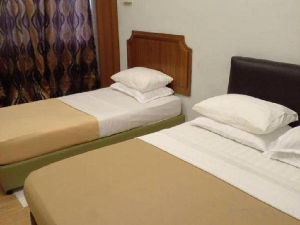 F Hotel Sungai Dua Bukit Esterno foto