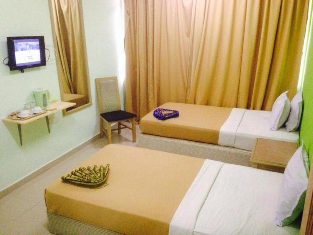 F Hotel Sungai Dua Bukit Esterno foto